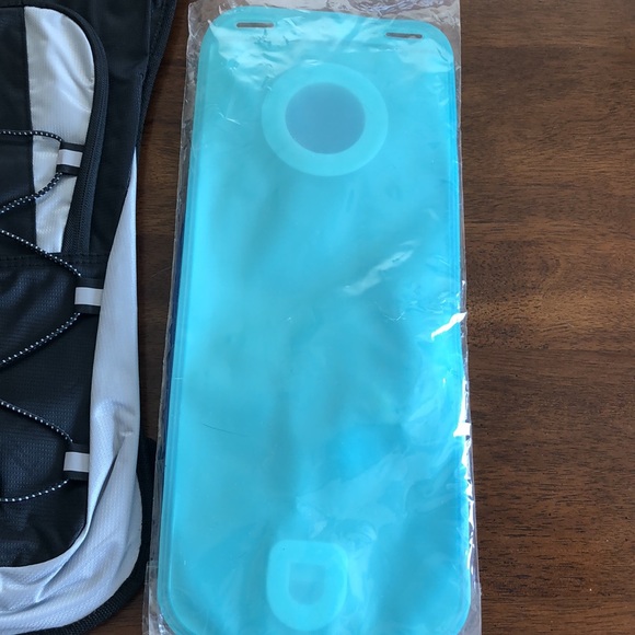 NWOT KOOVAGI Hydration Backpack with CHERAINTI Water Bladder - Picture 8 of 9